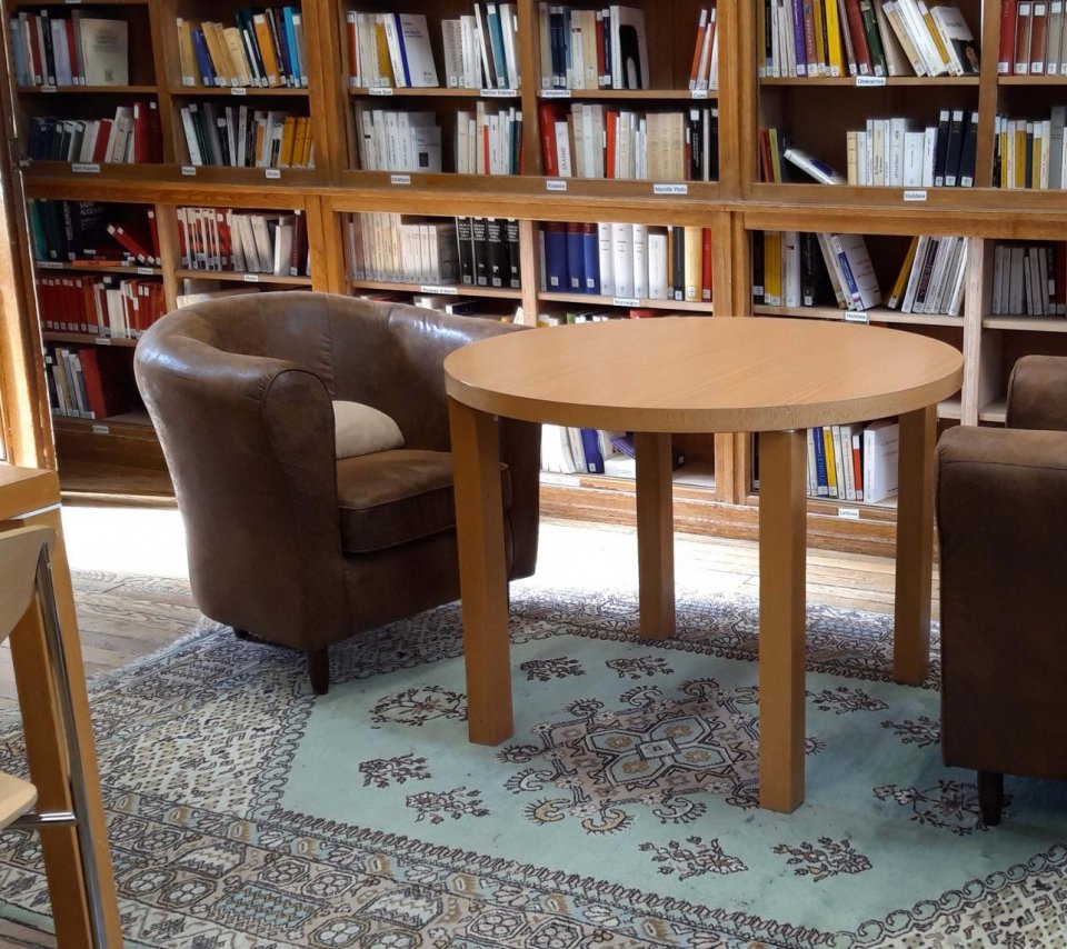 Photo de la bibliothèque François-Cuzin : deux fauteuils autour d'une table