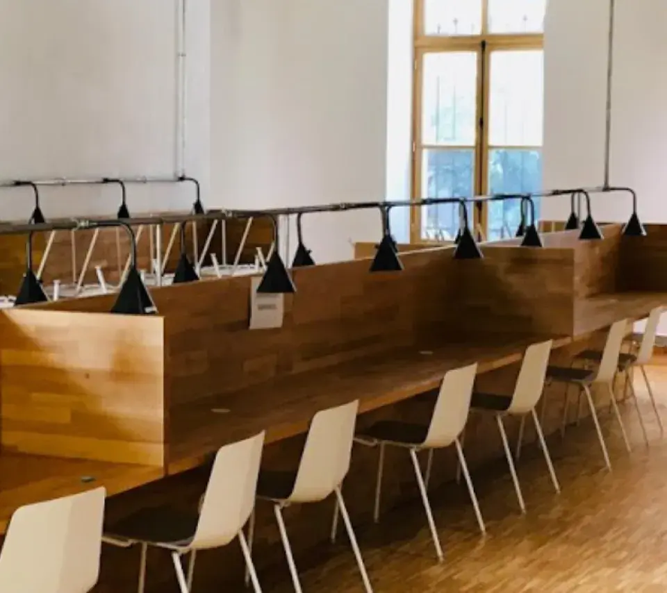 Photo d'une des salles de la bibliothèque Jean-Claude-Colliard