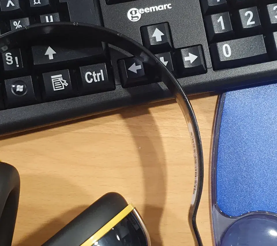 Photo du matériel : casque anti-bruit, clavier à grands caractères, souris et tapis de souris ergonomiques