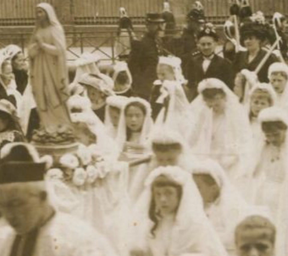 Photographie en noir et blanc d'une procession de première communion à Quimper