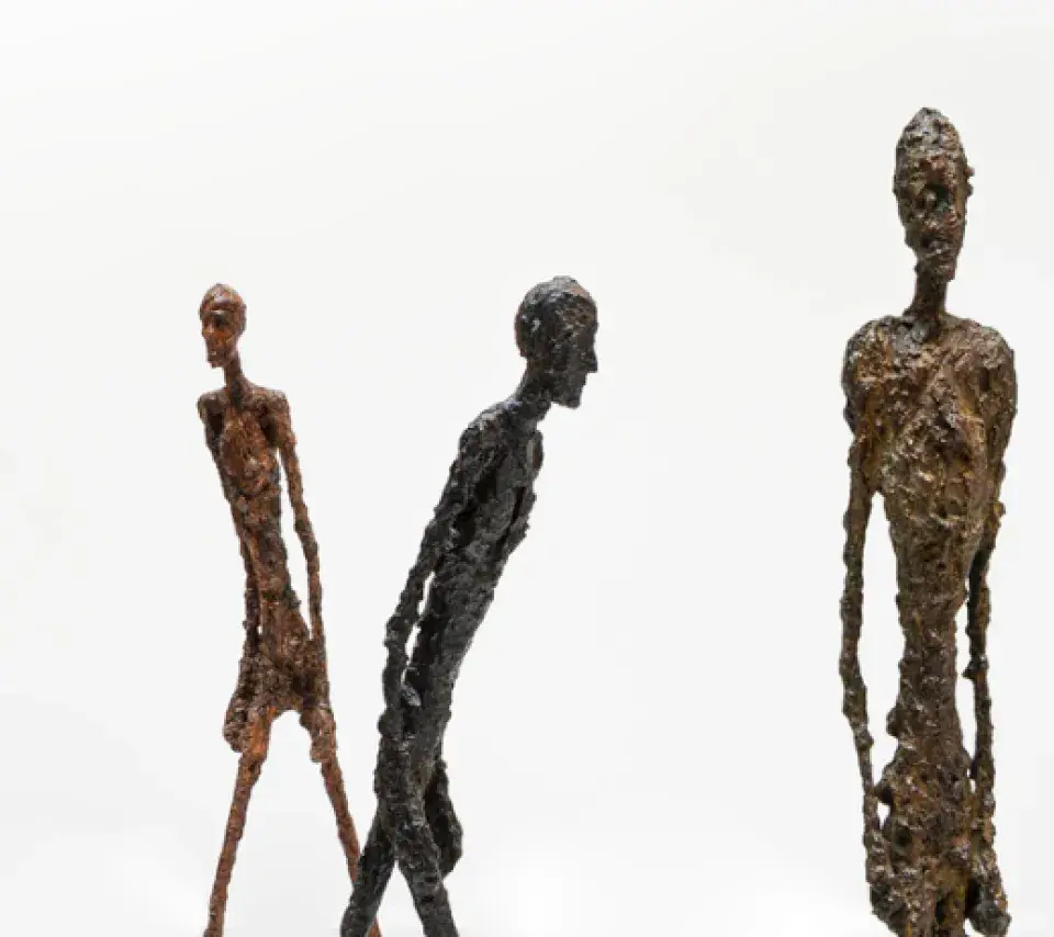 Scultures de six personnages très fins et sombres