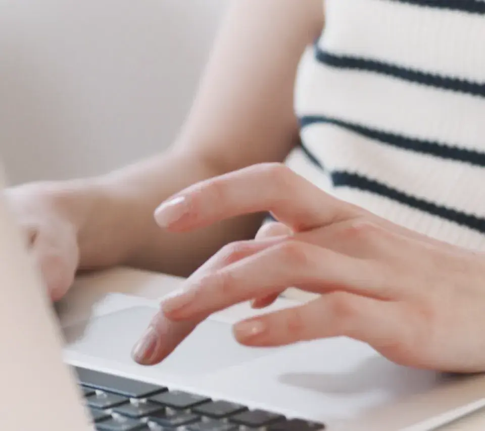 Photo des mains d'une personne écrivant sur un clavier d'ordinateur