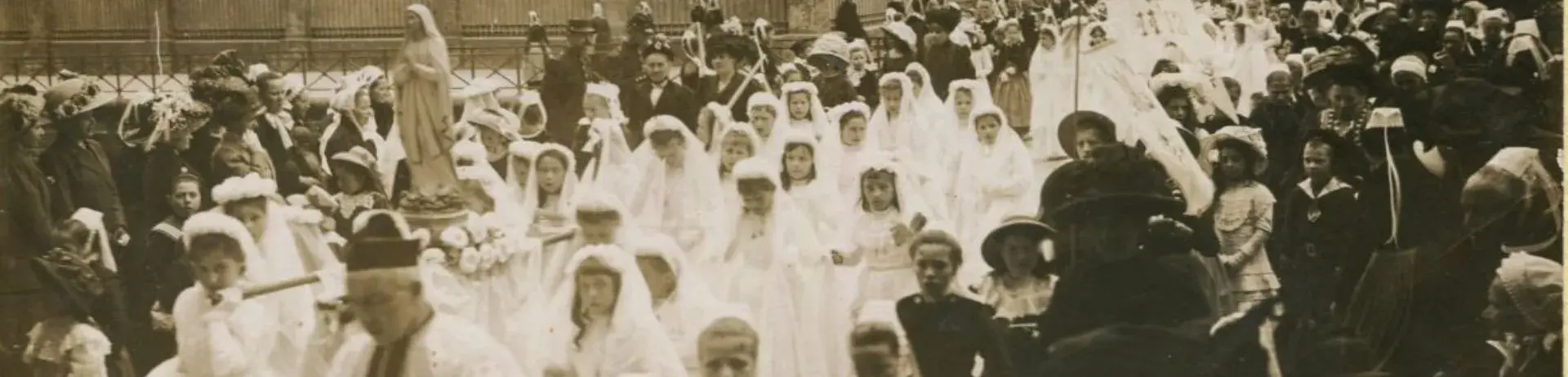 Photographie en noir et blanc d'une procession de première communion à Quimper