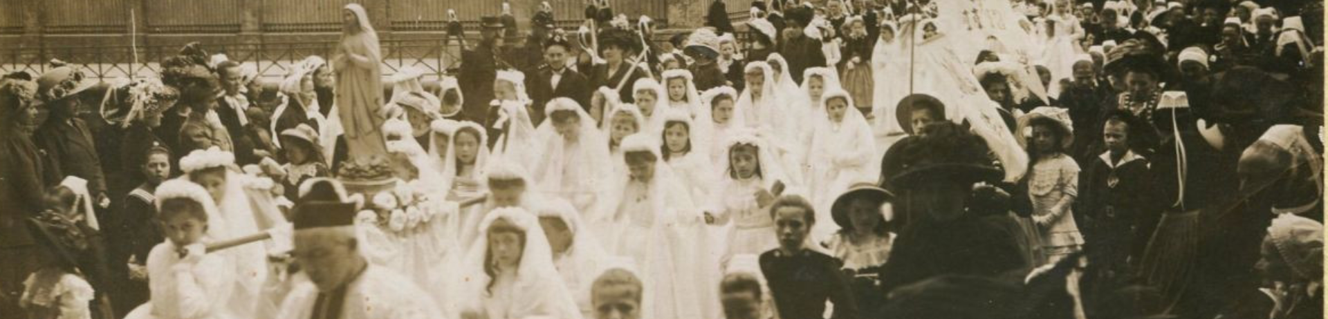 Photographie en noir et blanc d'une procession de première communion à Quimper