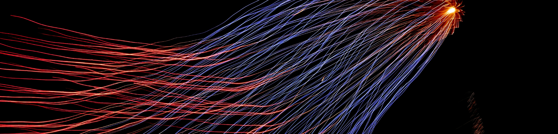Dessin numérique abstrait : vague de filaments bleus, violets et rouges sur fond noir