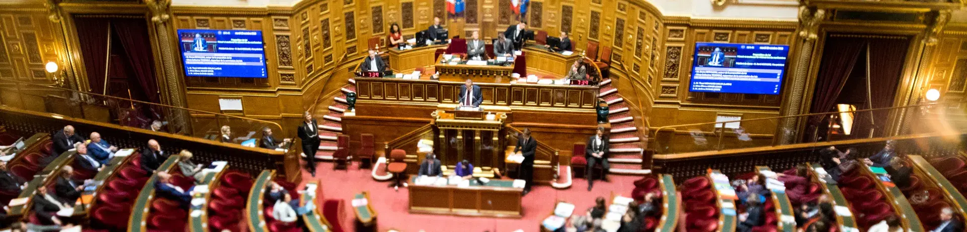 Des personnes dans un hémicycle