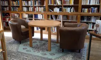 Photo de la bibliothèque François-Cuzin : deux fauteuils autour d'une table