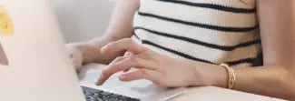 Photo des mains d'une personne écrivant sur un clavier d'ordinateur